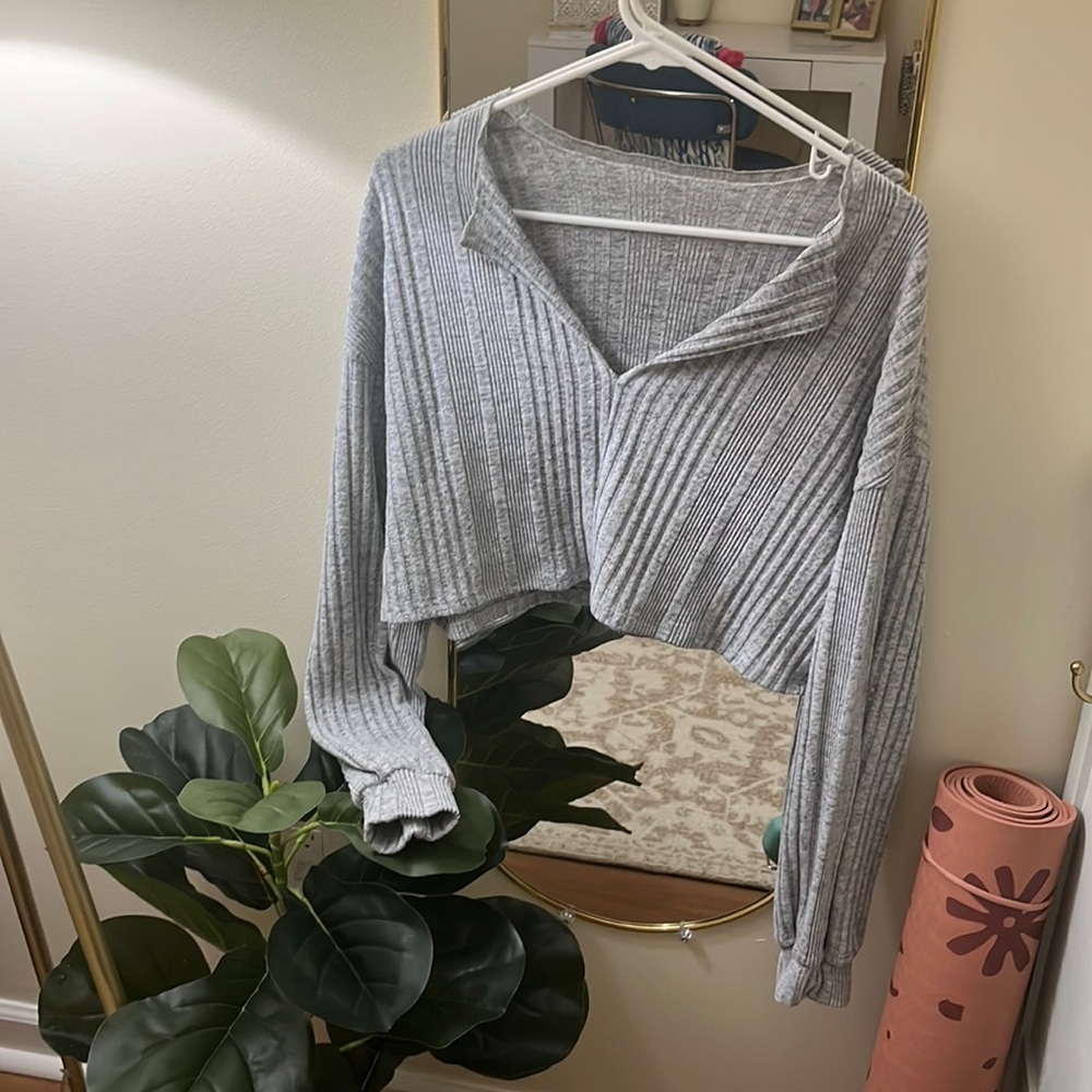 Ribbed grey long sleeve crop